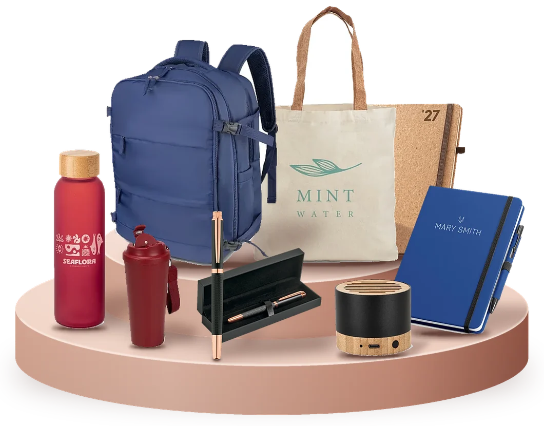 Mochila, ecobag, garrafa, copo térmico, cadernos, kit caneta e caixa de som personalizados sobre um pódio
